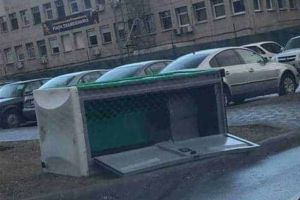 FOTO ȘTIREA TA| Toaletă ecologică „leşinată” în spatele Spitalului Judeţean Alba: Să fie razbunarea cuiva care era să leşine când a intrat în ea