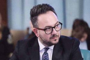 Reacţia lui Alin Ignat după ce a fost depistat de poliţişti conducând o maşină cu numere expirate: