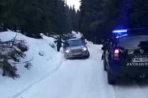 VIDEO| SUV ajuns în şanţ la Șugag: Autoturismul a fost repus pe drum cu ajutorul jandarmilor montani