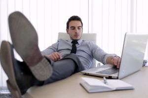 Cum se lăfăie angajaţii statului! Decontează parfurmuri, bere şi meniul zilei! Raport al Curţii de Conturi