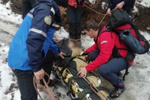 FOTO Jandarmii montani şi salvamontiştii, misiune pentru a salva viaţa unui bărbat aflat pe munte