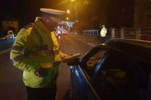 FOTO, VIDEO| Un permis reţinut şi 2 certificare de înmatriculare retrase în prima oră a acţiunii poliţiştilor rutieri din Alba Iulia pentru combaterea alcoolului şi drogurilor la volan