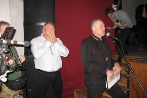 Primarul din Ditrău, încercat de sentimentul de neputinţă a început să plângă