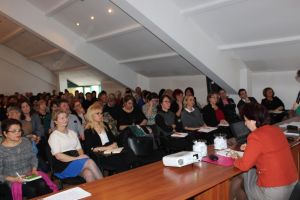 Profesorii îşi dau unii altora calificativul ”foarte bine”, deşi predau tot după manual şi nu ştiu evalua oral elevii