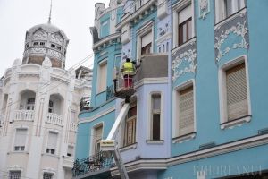 Ghici ciupercă cine! Palatului Moskovits Miksa din Oradea a început să-i crape faţa (FOTO)