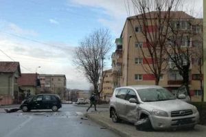 FOTO| ACCIDENT rutier în Alba Iulia: Coliziune între două maşini într-o intersecţie din oraş