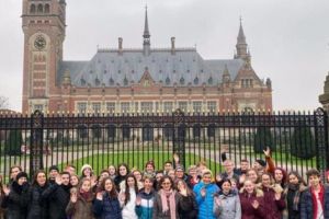 Zece „carolişti” în mozaicul cultural de la Haga