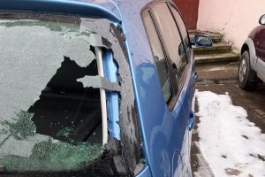 O maşină a fost vandalizată în parcarea de reşedinţă din Piaţa Petru Rareş (FOTO)