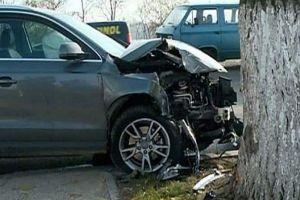 ACCIDENT MORTAL pe DJ 687A: Un copil de 13 ani A MURIT după ce s-a izbit, cu maşina de lux pe care o conducea, într-un copac
