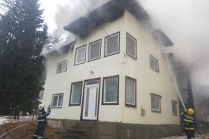 Septuagenar transportat la spital după ce casa în care locuia a luat foc