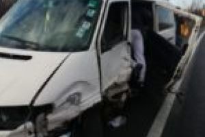 News Alert! Accident pe DN 6. Un tir şi două microbuze implicate