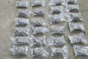 Barbati, arestati preventiv pentru trafic de droguri de risc (galerie foto)