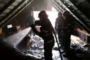 Un bărbat din judeţul Satu Mare a vrut să se sinucidă şi a dat foc casei