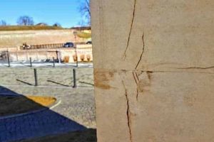 FOTO ȘTIREA TA| Monumentul Unirii vandalizat de „artişti” necunoscuţi. Semne de degradare la nici un an de la terminarea lucrărilor