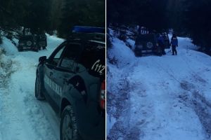 FOTO, VIDEO| SUV blocat în şanţ pe drumul către domeniul schiabil Șureanu: Maşina a fost repusă pe drum de jandarmii montani