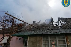 ACTUALIZARE. VIDEO. Un bărbat şi-a dat foc la casă! A fost rănit şi fiul său