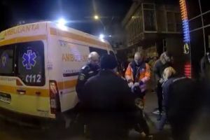 Barbat sfasiat de un pitbull. Jandarmii l-au gasit intins pe trotuar (video)