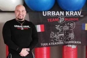 FOTO| Moţul care îi invaţă tehnici de supravieţuire pe străini şi antrenează trupe speciale: „Sunt mândru că sunt român! Oriunde am fost prin lume, am purtat steagul României”