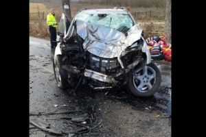 FOTO. Copil de 13 ani mort! A luat maşina tatălui şi a intrat în copac!