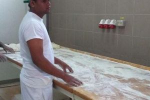 O brutărie mureşeană se oferă să îi angajeze pe cei doi sri-lankezi din Ditrău