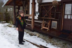 „Şura cu vechituri” – un autentic muzeu etnografic amenajat într-o şură de o pensionară din Izvoru Mureşului