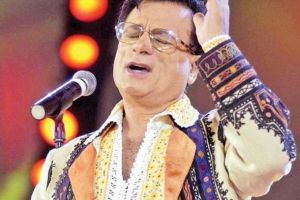 Ion Dolănescu a fost uitat de toată lumea! Doar câţiva oameni au venit la parastasul regelui folclorului românesc! FOTO