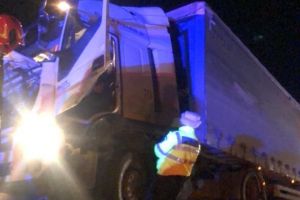 S-a răstrunat cu TIR-ul în curtea unei case din Vâlcea. Șoferul era beat criţă