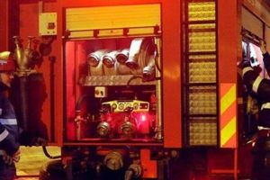 Incendiu de proporţii: clădirea Primăriei Pietroasa a fost distrusă de flăcări