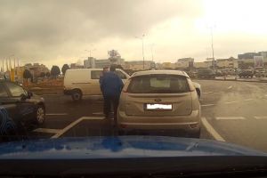 VIDEO Scandal în trafic! Doi şoferi, la un pas de bătaie!