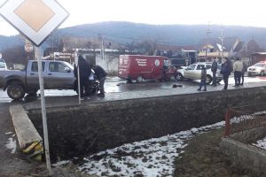 Trei autovehicule implicate într-un accident, în centrul comunei Vatra Moldoviţei
