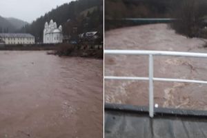 FOTO. INUNDAȚII la Gârda: Râul Arieş a ieşit pe DN75, la Scărişoara şi o punte a fost luată de apă
