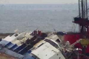 Portul Midia: Pregatiri pentru ranfluarea navei. Se sudeaza elemente suplimenatre de intarire a epavei (galerie foto)