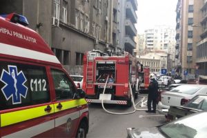 Containere de gunoi, in flacari. Pompierii, prezenti peste drum de sediul Politiei (galerie foto) 