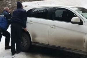 Turiştii cred că în munte e vară! Trei maşini, “patinaj artistic” spre Peştera