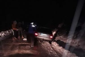 FOTO, VIDEO. Maşină derapată în şanţ în zona Luncile Prigoanei spre Poarta Raiului. Jandarmii montani au intervenit pentru a salva patru tineri din Petreşti