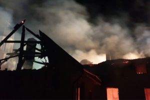 Judetul Timis: Interventie de urgenta. Incendiu izbucnit in cladirea Primariei Pietroasa (galerie foto)  