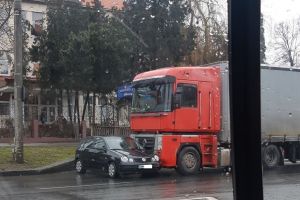 FOTO. Accident în Satu Mare. Maşină lovită de un TIR în faţa Liceului Economic