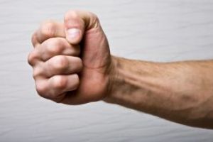 Toleranta zero fata de agresori: Tanar din comuna Farcasa, retinut pentru 24 de ore dupa ce a agrest doi baimareni