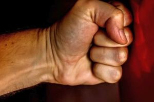 Un bărbat de 32 de ani, reţinut de poliţiştii din Abrud după ce ar fi ameninţat cu moartea un alt bărbat, folosind o bară din fier