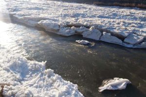 Fenomen de zăpor pe pârâul Valea Topliţei. Intervin pompierii