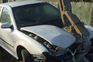 Beat criţă, cu o alcoolemie de 1,05 mg/l, un şofer din Ocna Mureş a intrat cu maşina într-un stâlp. S-a ales cu dosar penal