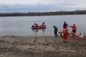 O barca in care se aflau patru persoane s-a rasturnat pe maulul Borcea:  Au inceput cautarile celor posibil inecati (galerie foto) 