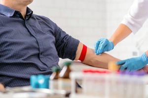 Consulul şi angajaţii consulatului Germaniei donează sânge la Sibiu