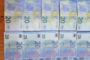 Ciucani momiţi cu sume de bani pentru a schimba la cursurile valutare din oraş bancnote false de 20 de euro