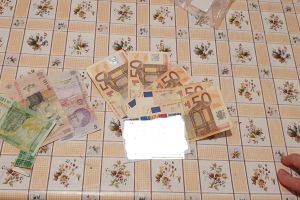 Sumă importantă de bani, restituită unei femei din Braşov de către poliţişti locali