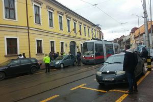 Traficul auto în centrul Oradiei, paralizat de o maşină parcată pe strada Primăriei în gabaritul tramvaiului (FOTO)