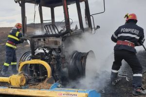 BUCȘANI: Tânăr intoxicat cu fum, după ce un utilaj agricol a lat foc în câmp