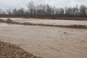 Cod portocaliu pe râuri din Bihor. Vezi unde s-au depăşit cotele de atenţie şi de inundaţii! (FOTO)