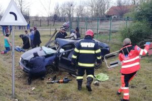 Femeie moartă şi trei persoane rănite în urma unui accident de circulaţie, în localitatea timişeană Berini