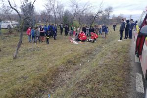 Accident grav in judetul Timis, dupa ce un autoturism s-a rasturnat. Un pasager decedat